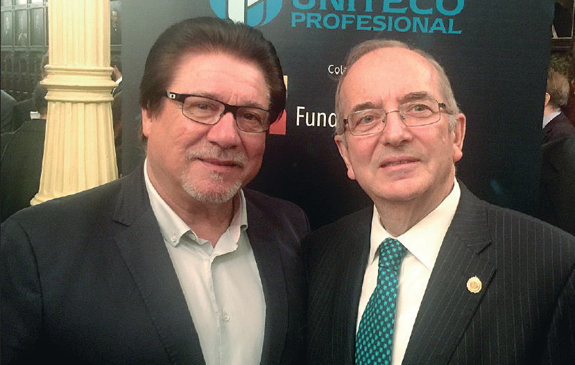 El presidente de Uniteco, Gabriel Núñez, posa con el editor de Salut i Força, Joan Calafat.